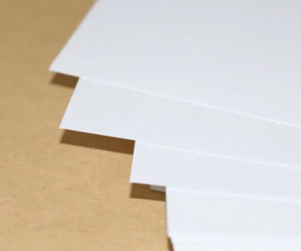 Какие свойства бумаги влияют на цветовые вариации при печати?